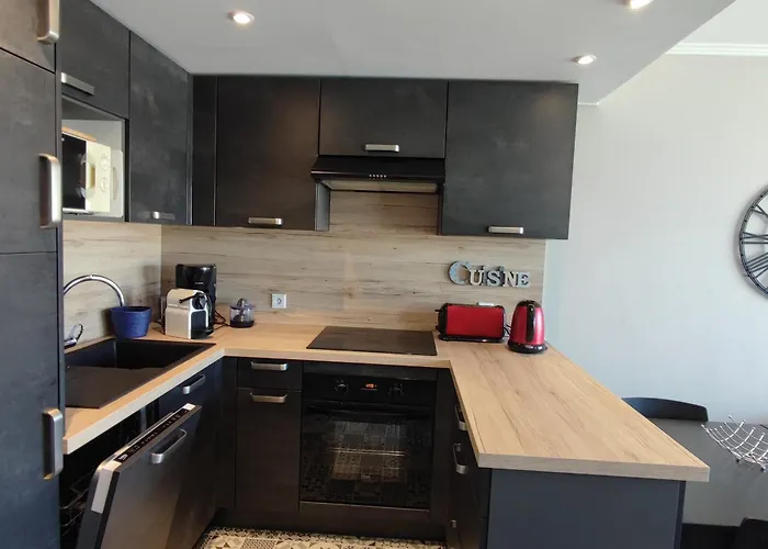 Apartment T2 Traversant Avec Balcons Et Parking Au Pouliguen - Fr-1-843-49 Le Pouliguen