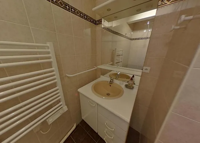 Apartment T2 Traversant Avec Balcons Et Parking Au Pouliguen - Fr-1-843-49